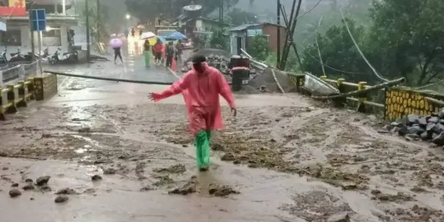 Akses Jalur Malang - Kediri Ditutup Total Akibat Tertutup Longsor