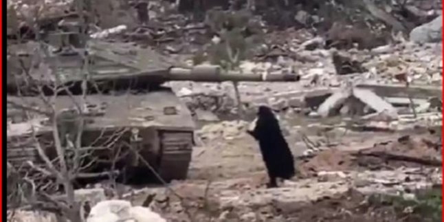 The Brave Action of Lebanese Women Blocking an Israeli Tank Alone Becomes the Spotlight