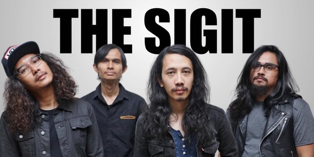 Aksi Fachri Ichsan Gitaris The SIGIT Petik Gitar dengan Lidah di Soundrenaline 2022 Hari Pertama