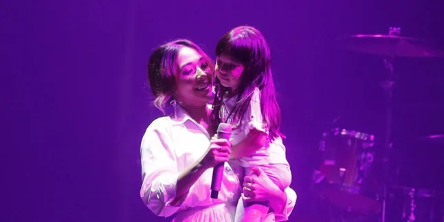 Aksi Gempi Duet dengan Gisel di Konser Lukas Graham Bikin Penonton Heboh Aksi Gempi Duet dengan Gisel di Konser Lukas Graham Bikin Penonton Heboh