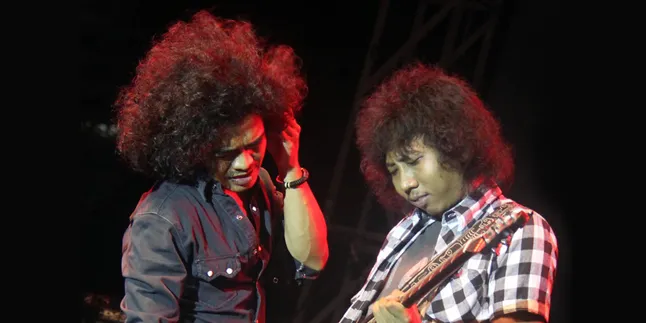 Aksi Gitaris Blackout Iringi Tarian Kuas Lukisan Sohieb Toyaroja