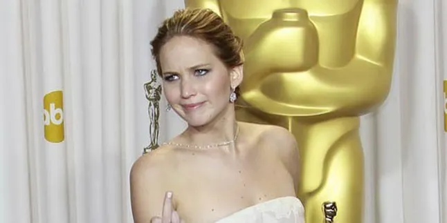 Aksi Jari Tengah Jennifer Lawrence Kejutkan Wartawan di Oscar