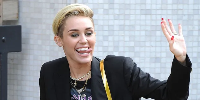 11 Aksi 'Julur' Lidah Teraneh Yang Pernah Dilakukan Miley Cyrus