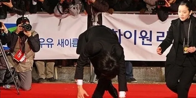 Aksi Lucu 9 Selebritis Korea Yang Jatuh di Red Carpet