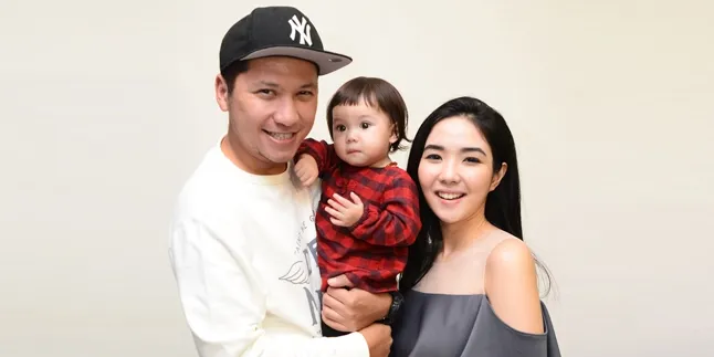 Aksi Lucu Baby Gempi Saat Gangguin Papa Yang Lagi Tidur, Gemes!