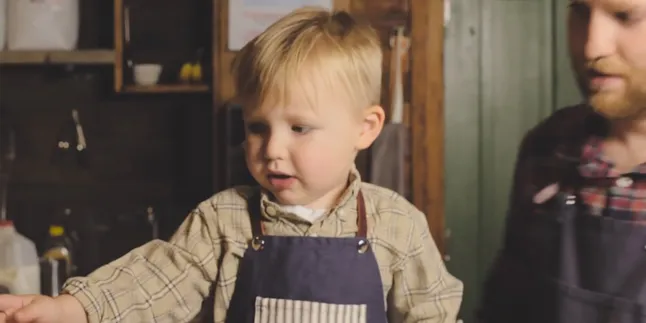 Aksi Lucu Barista Cilik Ini Bikin Gemas Nggak Berhenti!