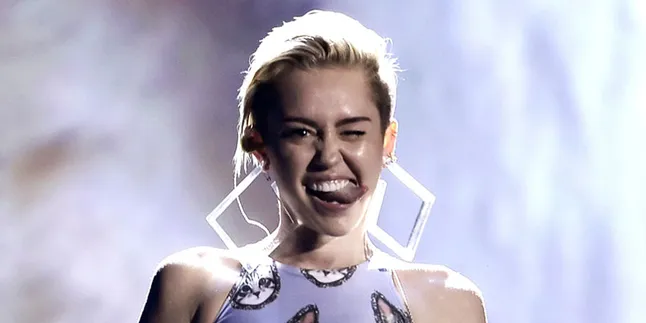 Aksi Miley Cyrus di AMA Ternyata Terinspirasi Liam Hemsworth
