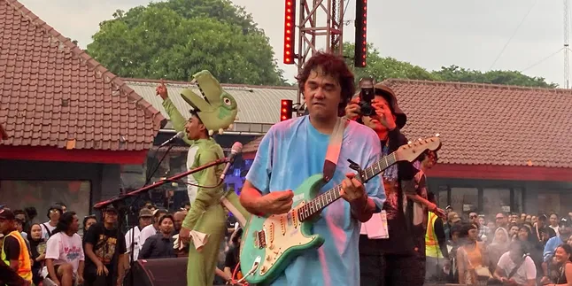 Aksi Panggung Liar Jason Ranti, Suguhkan Distorsi Penuh Gairah di Synchronize Fest 2025