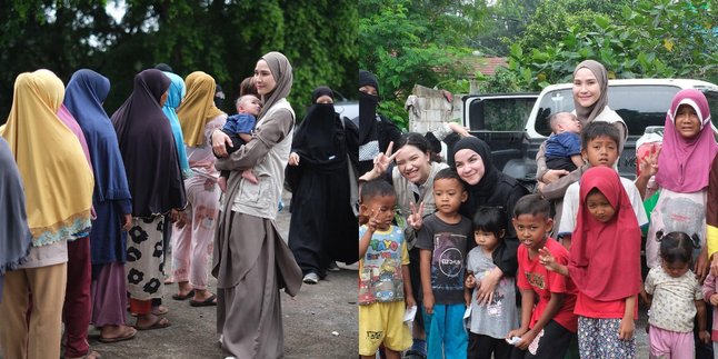 Zaskia Adya Mecca's Action Holds Study Session for the Visually Impaired and Helps Establish Flood Relief Post in Bekasi