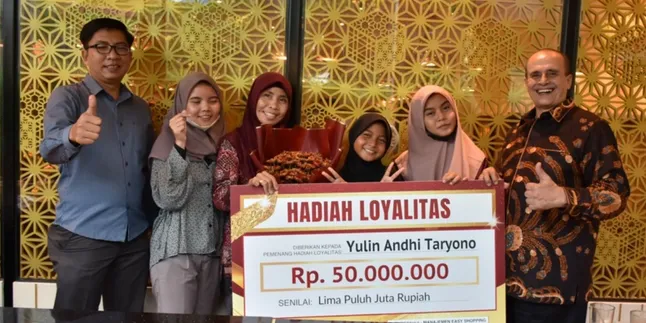 Aktor Barry Prima Serahkan Hadiah 50 Juta Rupiah Untuk Seorang Pelanggan Loyal Easy Shopping Indonesia