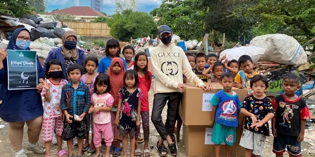 Akui Pendapatan Berkurang Selama Pandemi, Manajer Artis Ibu Kota Ini Tetap Beri Bantuan untuk Warga Akui Pendapatan Berkurang Selama Pandemi, Manajer Artis Ibu Kota Ini Tetap Beri Bantuan untuk Warga