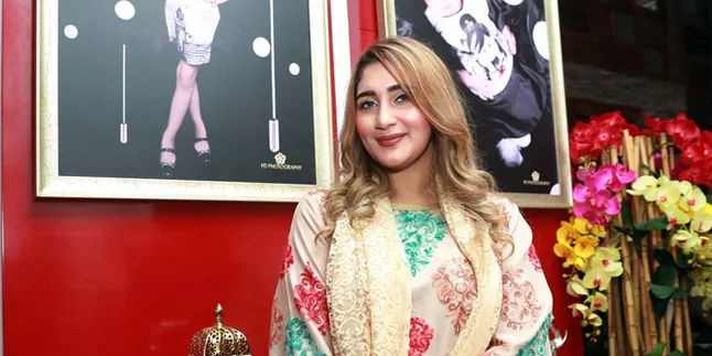 Akur, Tania Nadira Jenguk Istri Tommy Kurniawan yang Baru Melahirkan Akur, Tania Nadira Jenguk Istri Tommy Kurniawan yang Baru Melahirkan