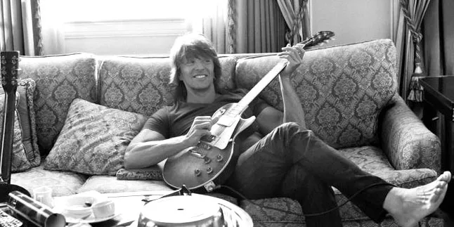 Alami Patah Tulang, Gitaris Bon Jovi Rawat Ibunda!