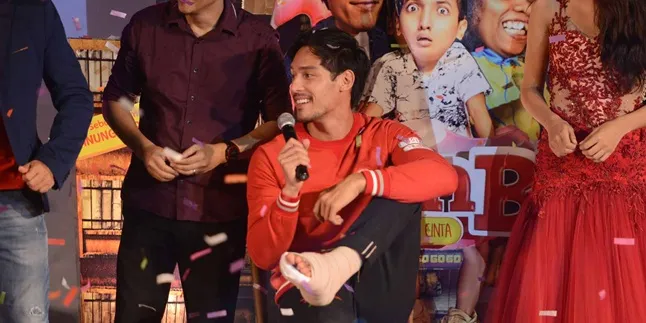 Alami Patah Tulang Kaki, Richard Kyle Tetap Hadiri Gala Premiere 'JOMBLO'