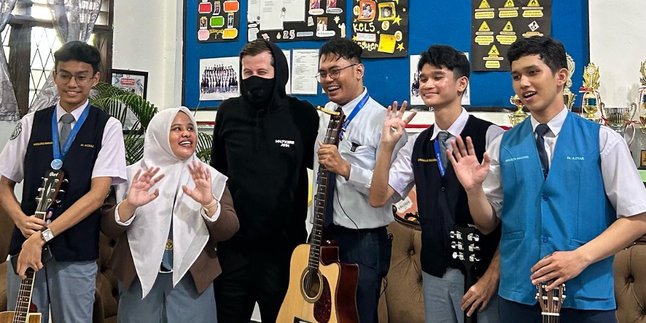 Alan Walker Visits Teachers and Students at a School in Medan After His Viral Cover Video