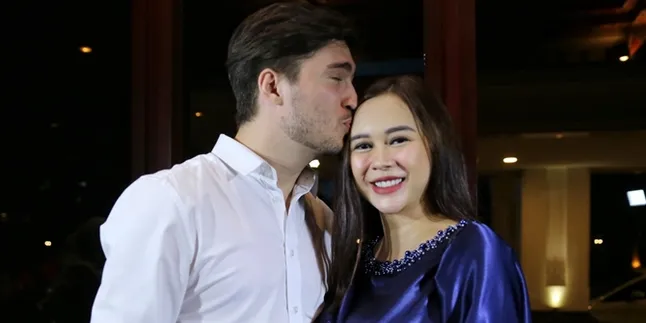 Alasan Aura Kasih Baru Perlihatkan Wajah Sang Anak Sekarang