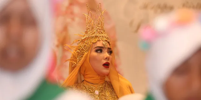 Alasan Devita Rusdi Kenakan Hijab, Suami Meninggal di Mekkah