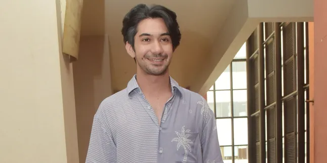 Alasan Hanung Bramantyo Pilih Reza Rahadian Ambil Bagian Di Film 'THE GIFT'