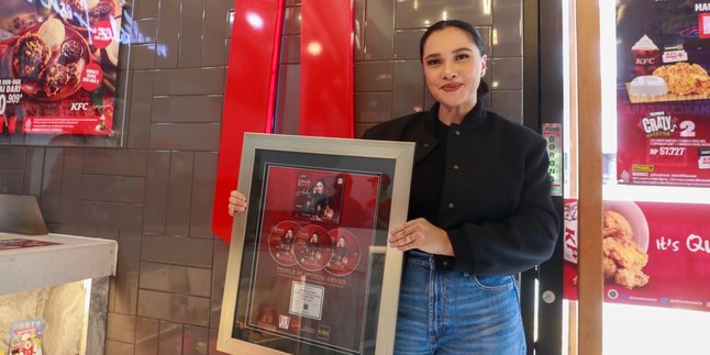 Album 'CINTA & KENANGAN' Laku Keras, Andrea Lee Raih Triple Platinum Award!