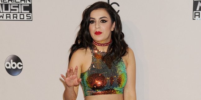 Album 'SUCKER' Charli XCX Batal Dirilis?