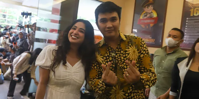 Aldi Taher Lelang Gitar dan Jam Pemberian Dewi Perssik untuk Bantu Biaya Pengobatan Indra Bekti