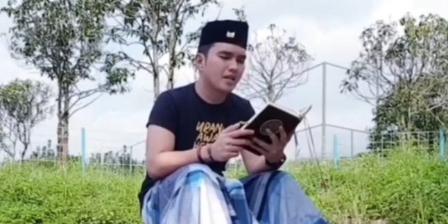 Aldi Taher Praying While Holding and Reading the Qur'an, Receives Harsh Criticism and Wise Advice