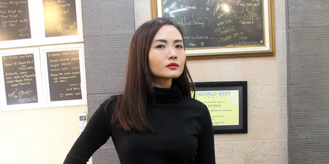 Alena Wu Ungkap Alasan Lakukan Sulam Eyeliner Alena Wu Ungkap Alasan Lakukan Sulam Eyeliner