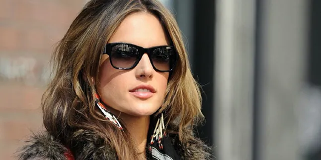 Alessandra Ambrosio Gugup Gara-Gara Bra Rp 23 Miliar