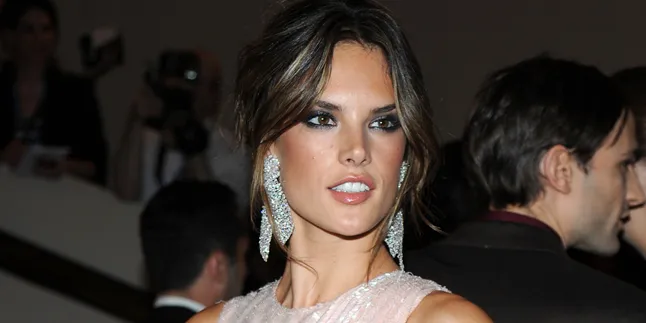 Alessandra Ambrosio Ketahuan Kencan Dengan Sahabat Justin Bieber