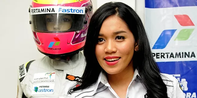Alexandra Asmasoebrata Siapkan 14 Celana Dalam Hitam Untuk Balapan Alexandra Asmasoebrata Siapkan 14 Celana Dalam Hitam Untuk Balapan
