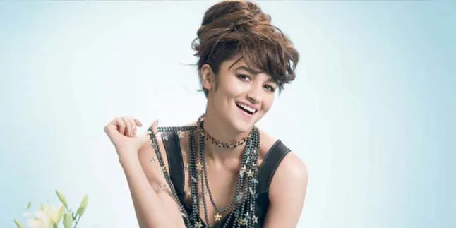 Alia Bhatt dan Hailee Steinfeld Pakai Gaun Kembar, Sama Cantik! Alia Bhatt dan Hailee Steinfeld Pakai Gaun Kembar, Sama Cantik!