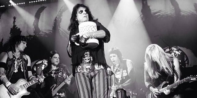 Alice Cooper Akan Memenggal Personil Motley Crue