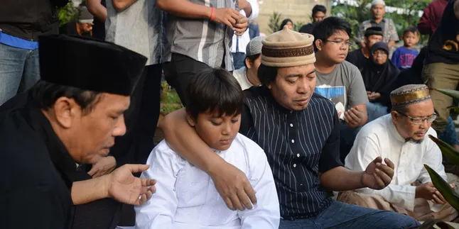 Almarhumah Putri Komeng Tersenyum Saat Dimandikan Almarhumah Putri Komeng Tersenyum Saat Dimandikan