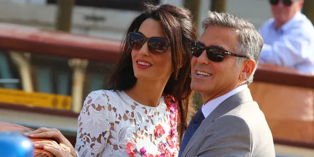 Amal Clooney Pamerkan Cincin Kawinnya, Yuk Intip Amal Clooney Pamerkan Cincin Kawinnya, Yuk Intip