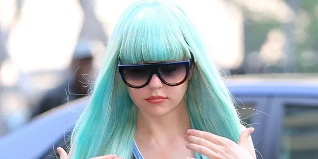 Amanda Bynes Pakai Wig Biru ke Pengadilan Amanda Bynes Pakai Wig Biru ke Pengadilan