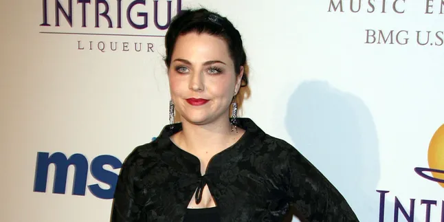 Amy Lee 'Evanescence' Resmi Jadi Ibu, Yuk Intip Foto Bayinya!