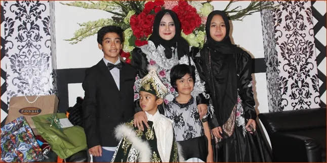 Anak-Anak Beranjak Remaja, Pipik Ajarkan Tak Ada Istilah Pacaran Anak-Anak Beranjak Remaja, Pipik Ajarkan Tak Ada Istilah Pacaran
