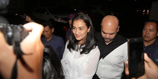 Anak Atiqah Hasiholan Jatuh Sakit, Apa Penyebabnya?