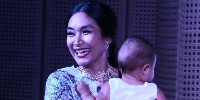Anak Bisa Merangkak, Happy Salma Teriak Bahagia Anak Bisa Merangkak, Happy Salma Teriak Bahagia
