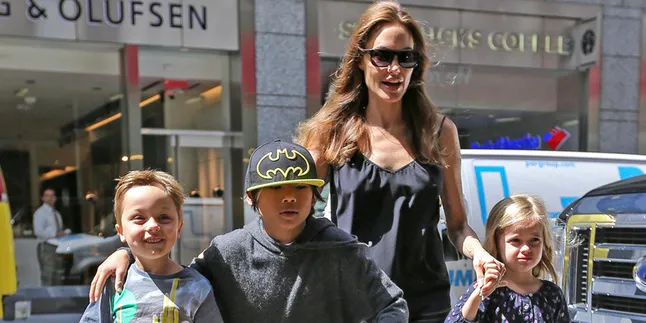 Anak Kembar Angelina Jolie Kini Makin Lucu & Menggemaskan