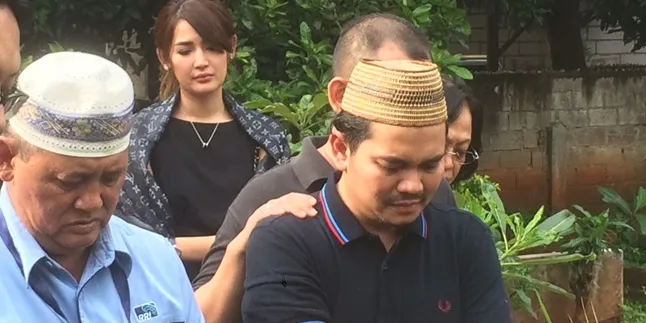 Anak Ketiga Meninggal, Indra Bekti Gendong Jenazah Hingga Kuburan Anak Ketiga Meninggal, Indra Bekti Gendong Jenazah Hingga Kuburan