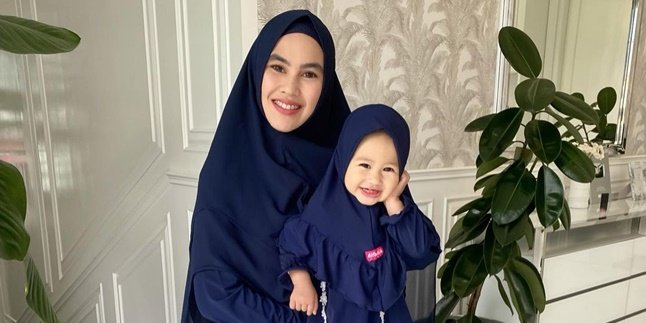 Her Child is Only 1 Year Old, This is How Kartika Putri Persuades Khalisa to Wear a Face Shield