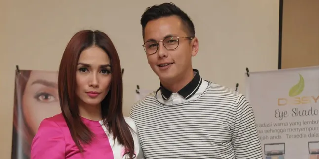 Andhika Cium Perut dan Berdoa, Ussy Sulistiawaty Hamil Lagi? Andhika Cium Perut dan Berdoa, Ussy Sulistiawaty Hamil Lagi?