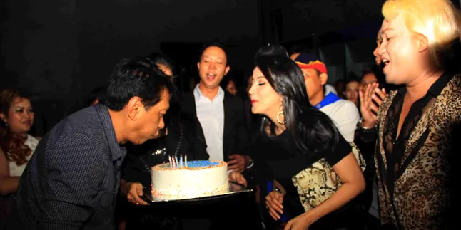 Andi Soraya Lantunkan 'Tersanjung' Untuk Ultah Suami