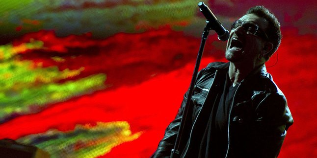 Aneh, Setengah Dari Personel U2 Tak Ingin Bono Mainkan Gitar