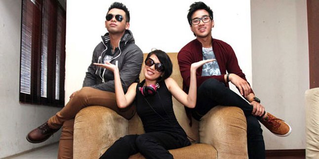 Angel 7 Icons Sutradarai Video Klip Arka