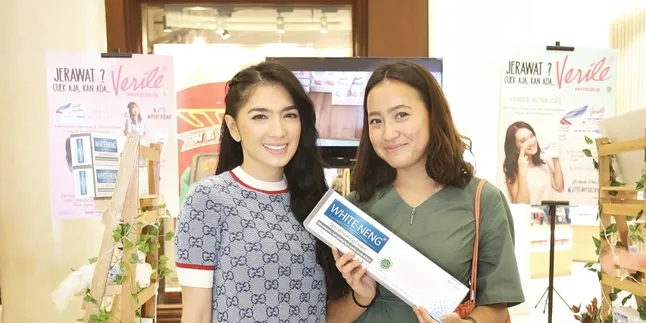 Angel Karamoy Cantik Maksimal Layani Pembeli di 'Fimela Fest 2019' Angel Karamoy Cantik Maksimal Layani Pembeli di 'Fimela Fest 2019'