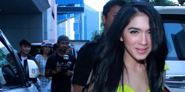 Angel Karamoy Ultah, Ini Yang Diberikan Oleh Steve Rumangkang