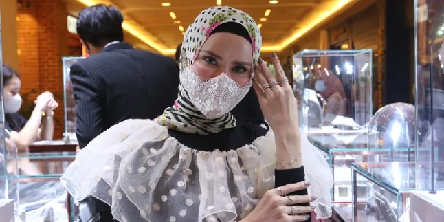 Angel Lelga Lebih Suka Perhiasan Diamond yang Simple