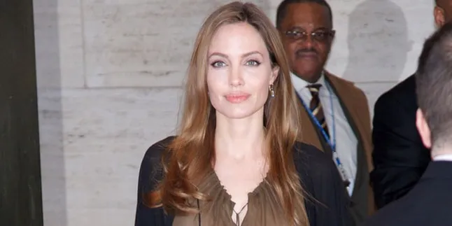 Angelina Jolie Antusias Sambut Film 'MALEFICENT' Angelina Jolie Antusias Sambut Film 'MALEFICENT'